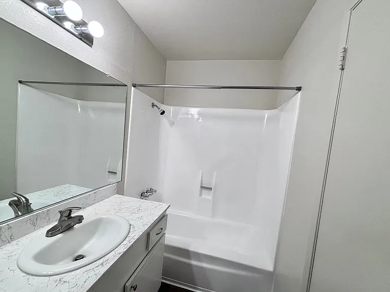 Oakwood Apartments — Photo 43