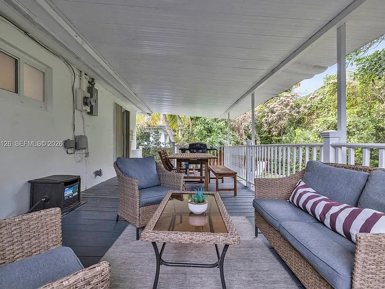 1031 NE Little River Dr — Photo 12