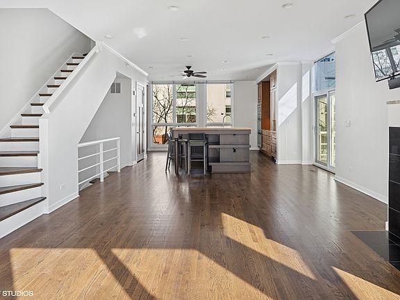 5th image of 2946 N Wood St Unit A