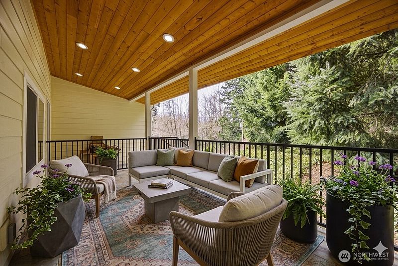 4th image of 921 Autumn Lane #203