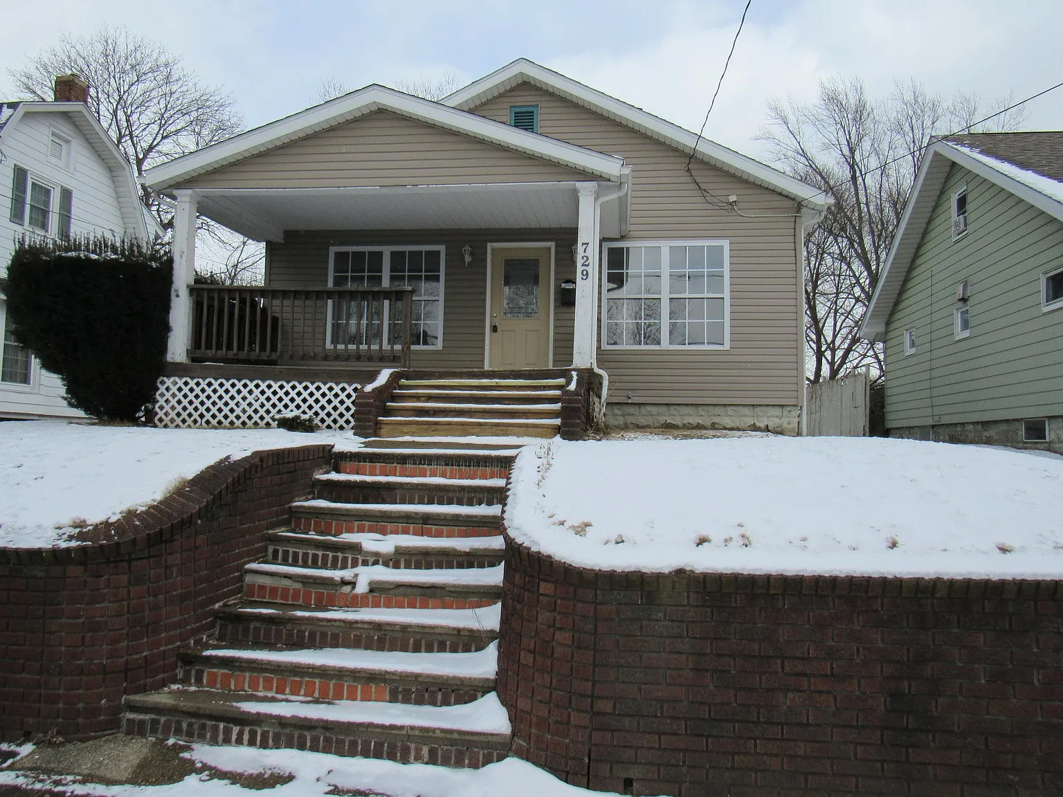 729 Saint Clair Ave photo 1