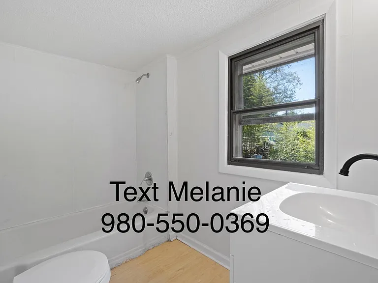 435 S College St — Photo 3