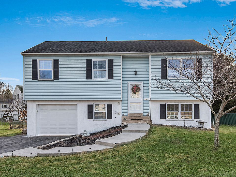 1st image of 255 Park Dr