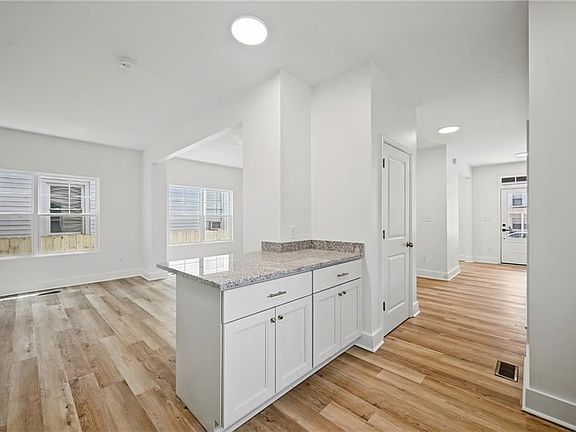3rd image of 218 Chestnut St