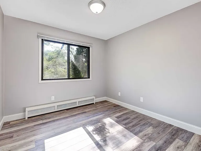 9161 Dunlap Ave — Photo 7