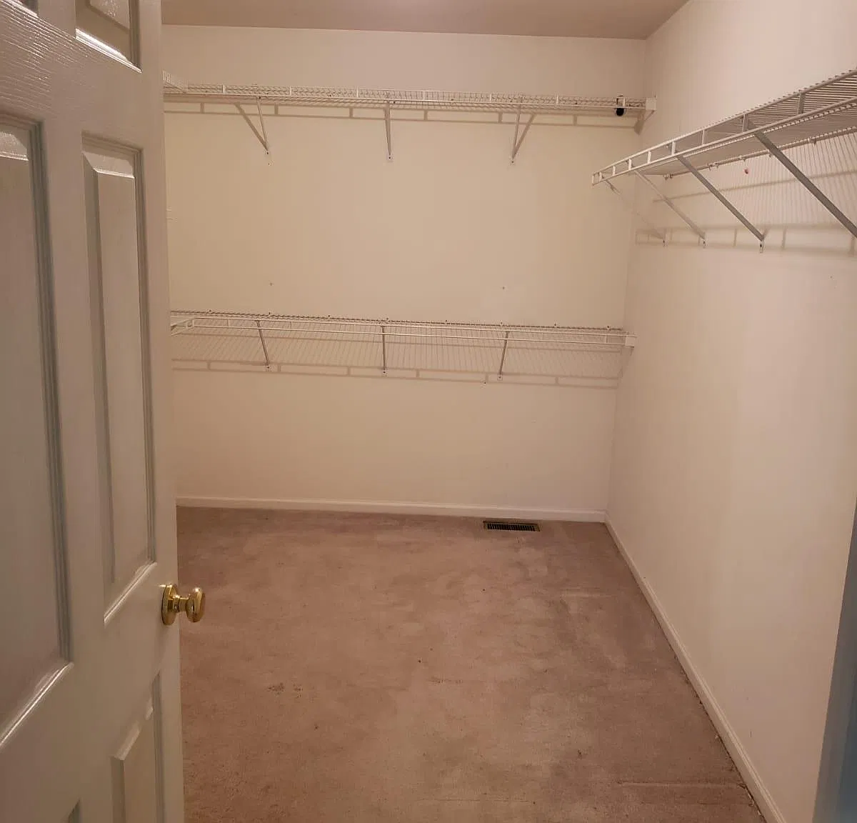 135 Emerald Dr — Photo 3