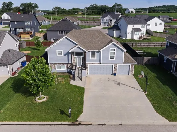 928 N Oak Ter, Tonganoxie, KS 66086