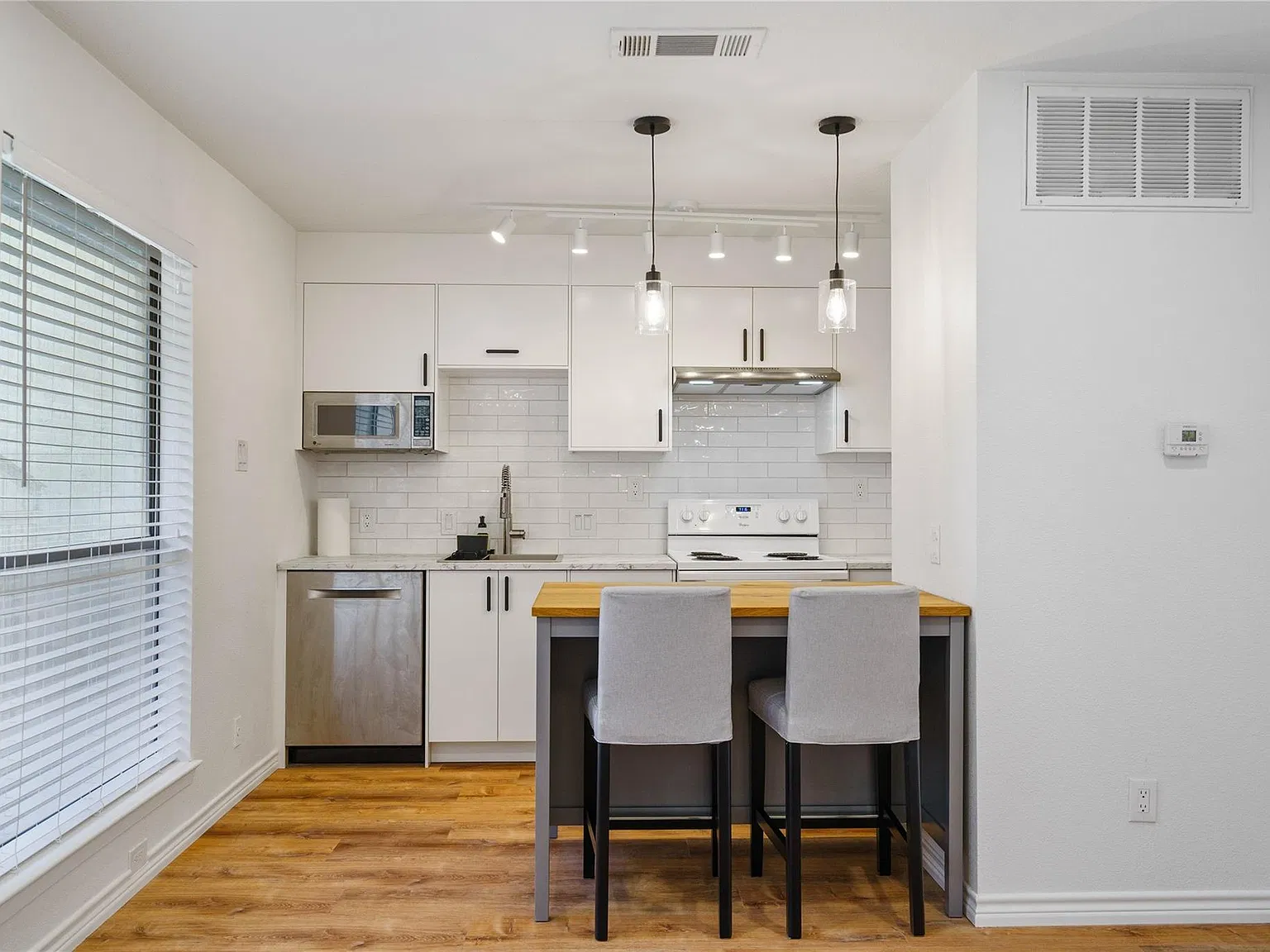 1 bed, 1.0 bath, 517 sqft, $1,400 — Photo 2