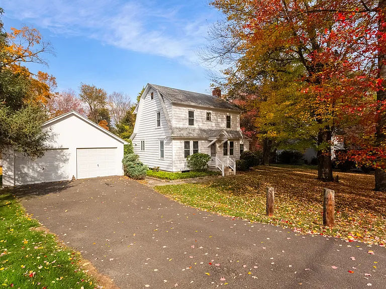 31 Hillandale Rd — Photo 2