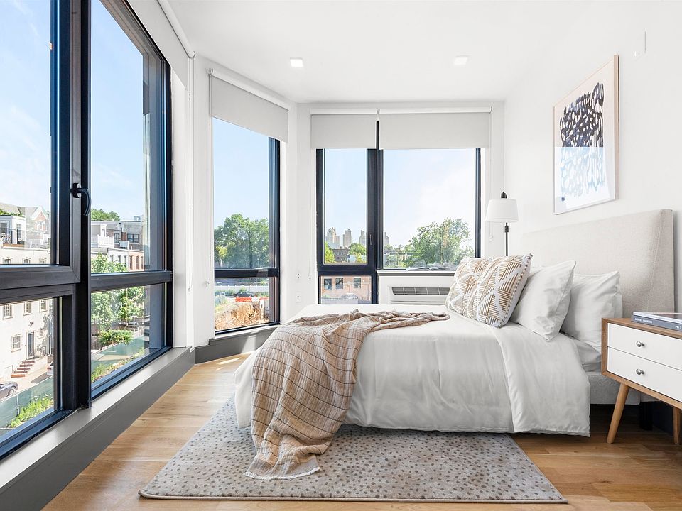 1st image of 424 Arlington Ave #37