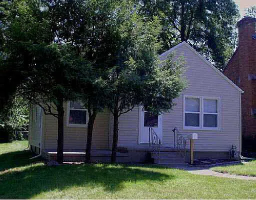 918 Ewing St E photo 1