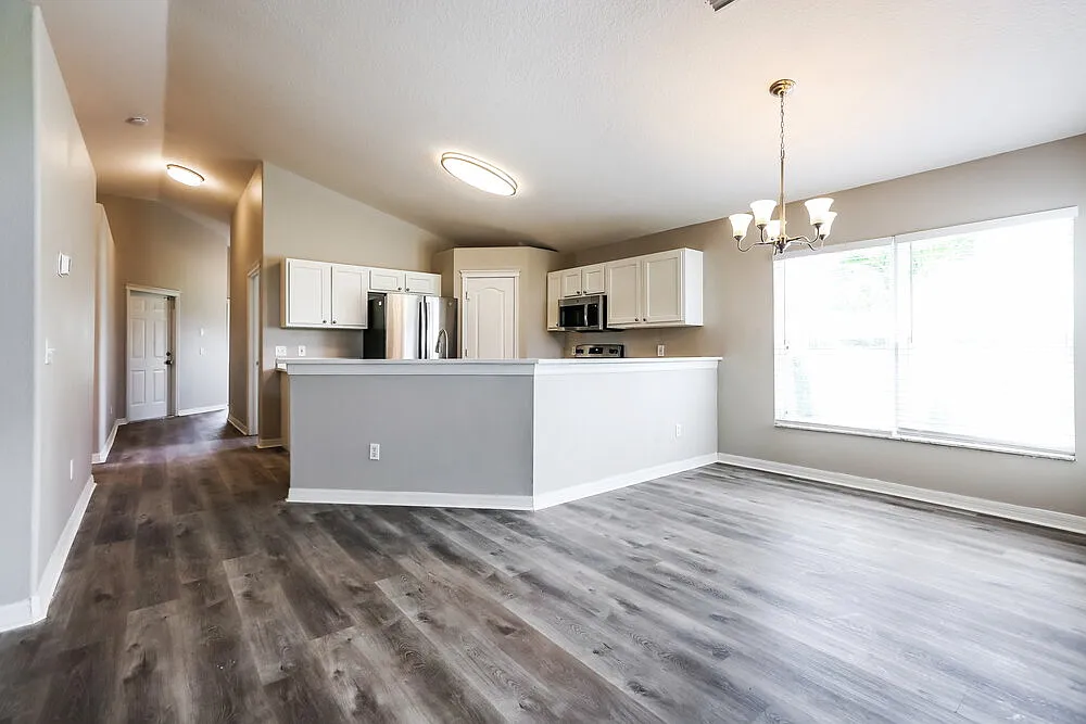3 bed, 2.0 bath, 1525 sqft, $3,600 — Photo 4