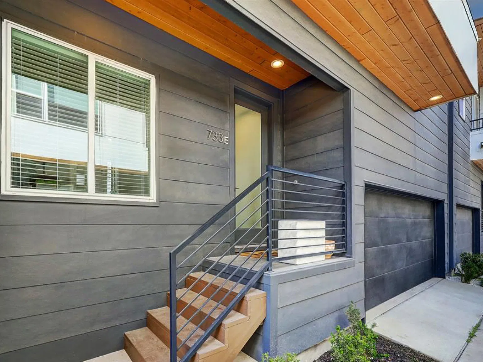 3 bed, 3.5 bath, 2374 sqft, $3,900 — Photo 2