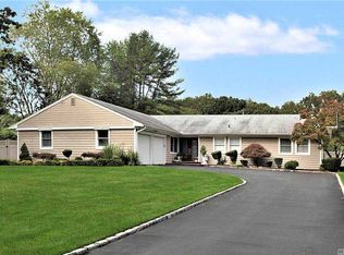 21 High Pasture Cir, Dix Hills, NY 11746