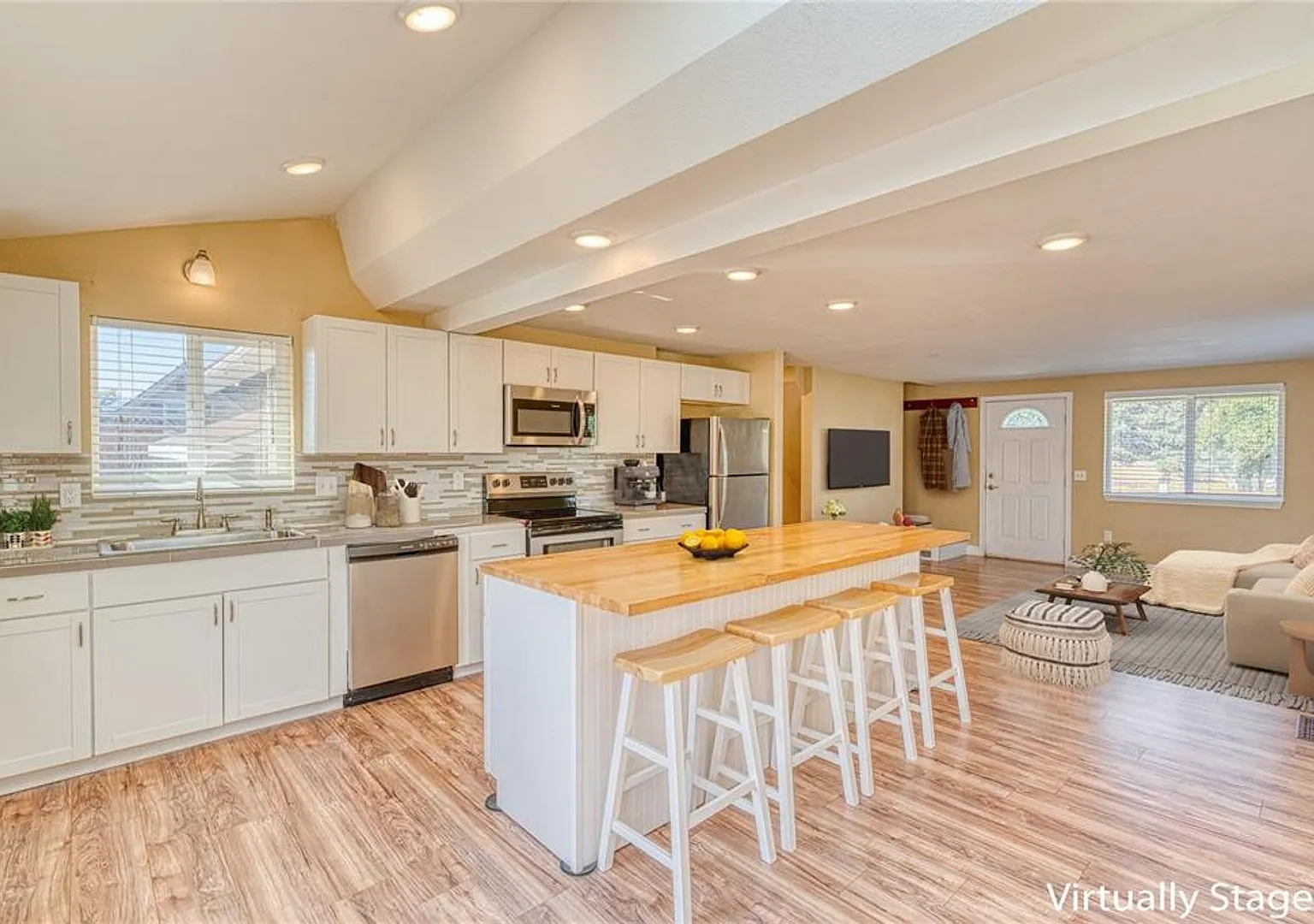 Spacious 3bd/2ba + Office and 2-Car Garage on 1/2 Acre Minutes from Downtown Kalispell — Photo 3