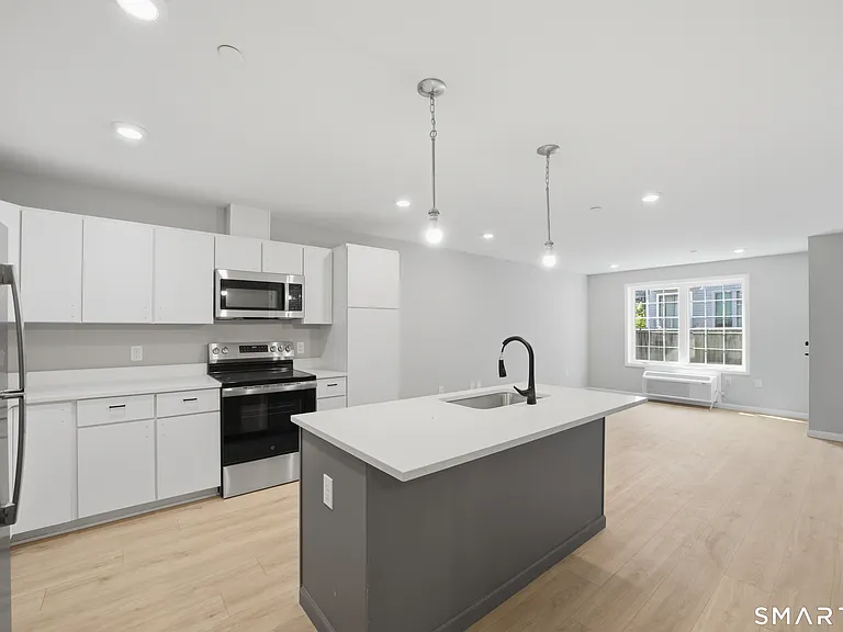 589 Bedford St #207 — Photo 5
