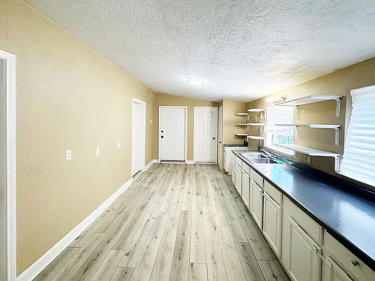 3621 Winnie St — Photo 5