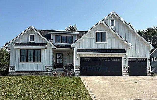1st image of 807 E Trail Ridge Ave