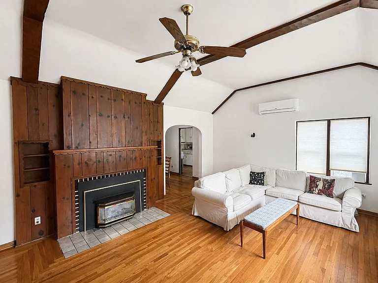 324 Mansion Ave — Photo 3