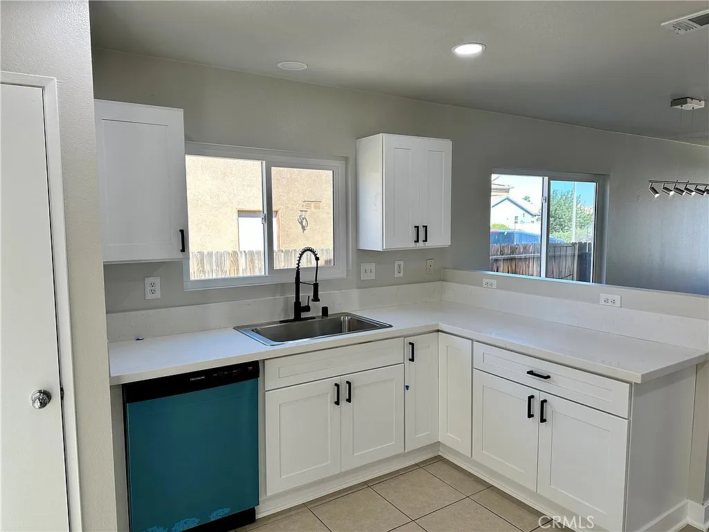 3 bed, 1342 sqft, $2,500 — Photo 4