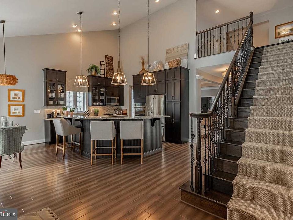 1st image of 323 Beacon Cir