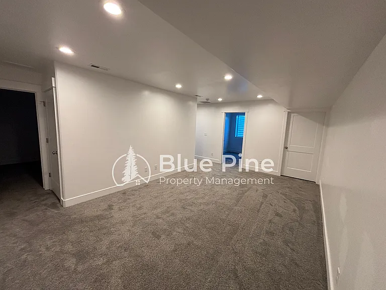 5760 Wildrose Ave — Photo 22