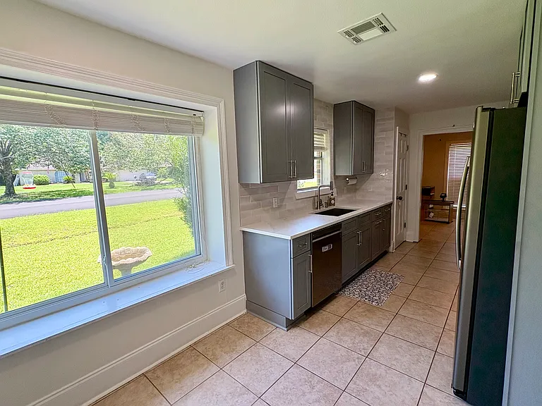 300 Live Oak Ct — Photo 5