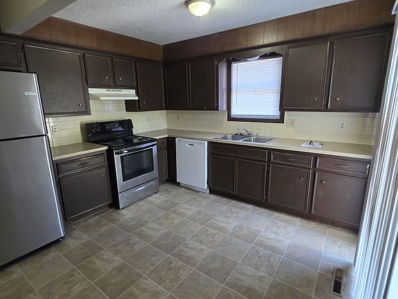 5th image of 3142 S Pinecrest St
