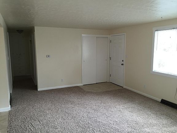 Living room/entry