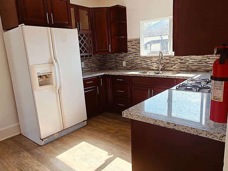 1008 Eagle Ave #1 — Photo 7
