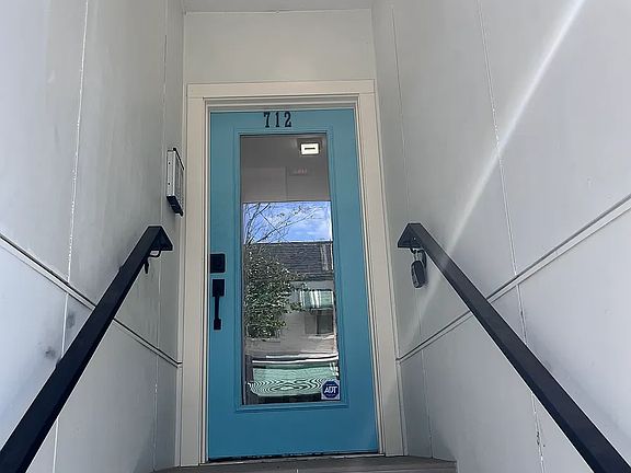 2nd image of 712 Girard St NW Room 3