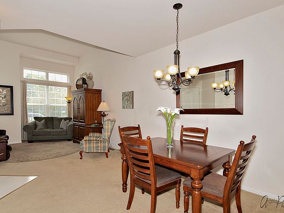 5th image of 993 McKay Cir
