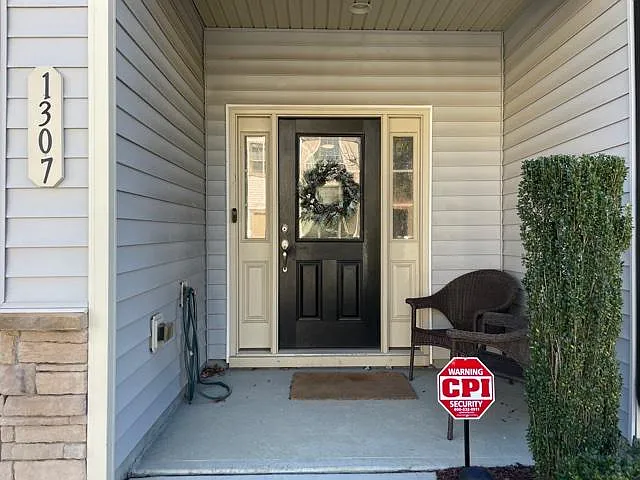3 bed, 2.5 bath, 1613 sqft, $1,900 — Photo 2