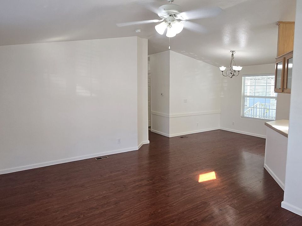 Main entrance into Livingroom