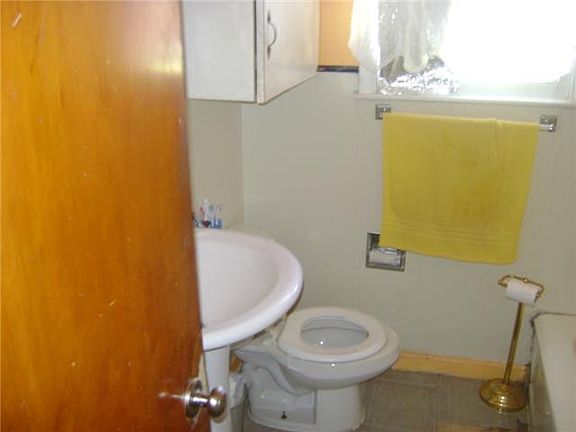 5th image of 4920 Stanley Ave