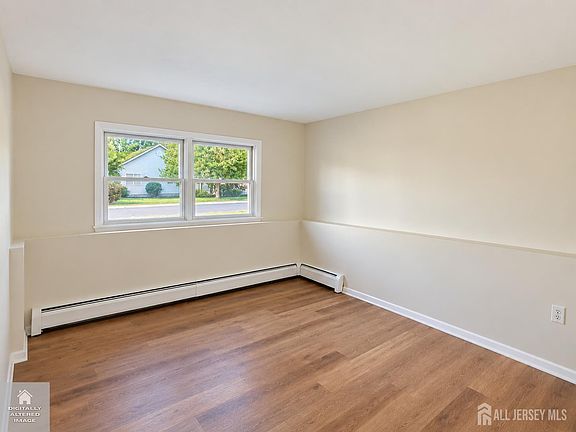 4th image of 125 Bentley Ave