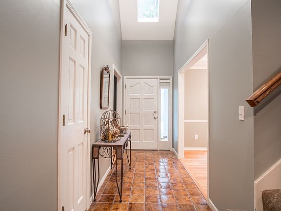 Vaulted tile entry w/Skylt