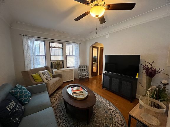 5th image of 2423 W Lunt Ave APT 2
