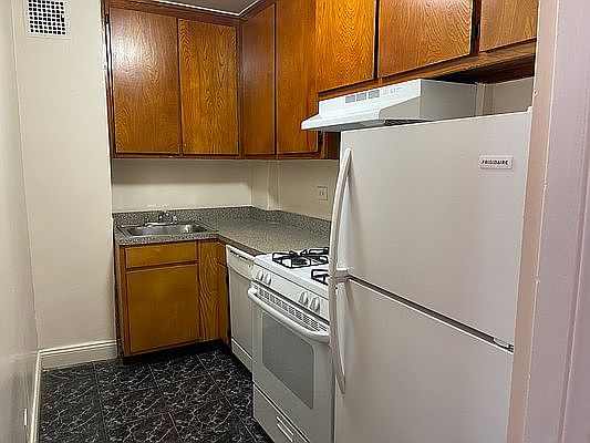 5th image of 14210 Roosevelt Ave #4