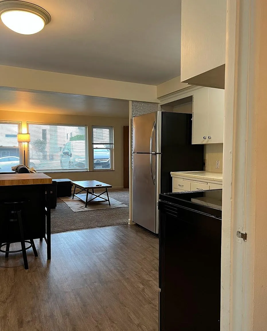 2320 W Crockett St — Photo 4
