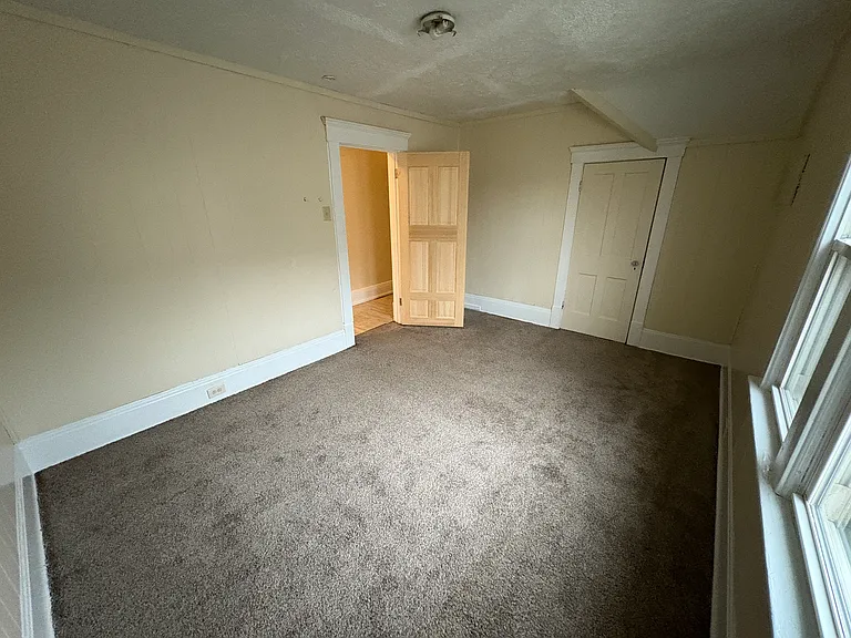 489 Sumner St — Photo 4
