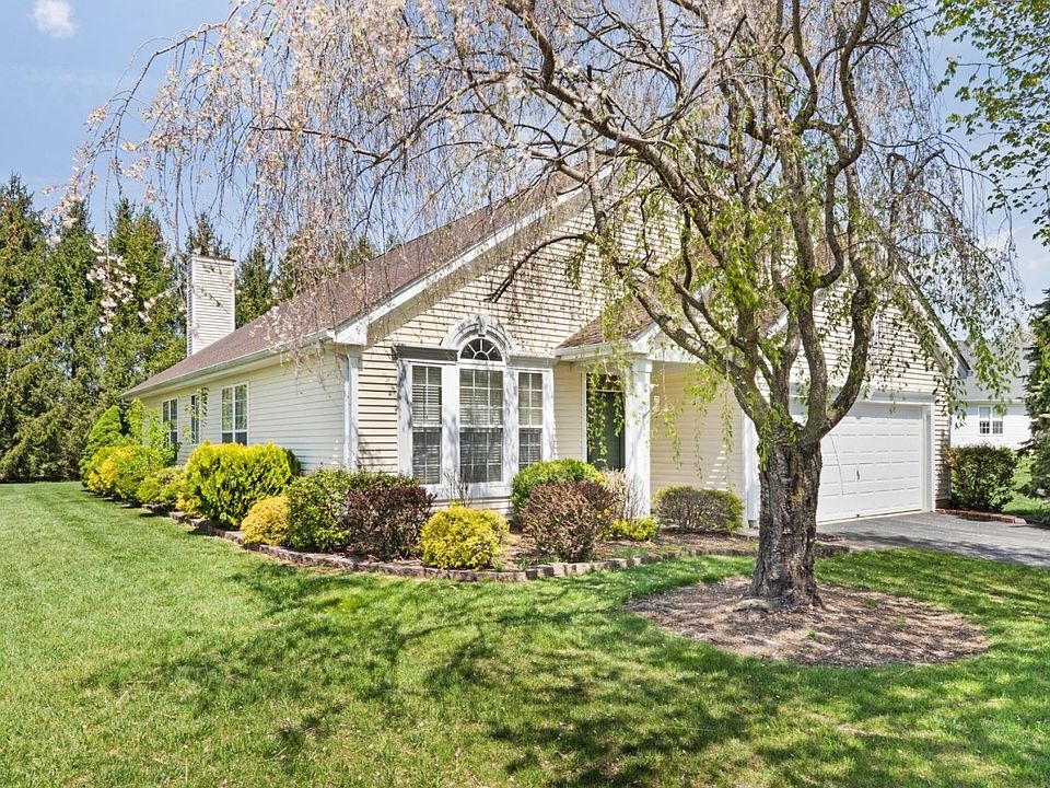 1st image of 20 Ascot Dr