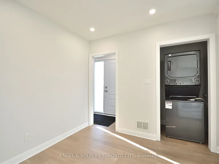 139 Queen St #MAIN FLOOR — Photo 13