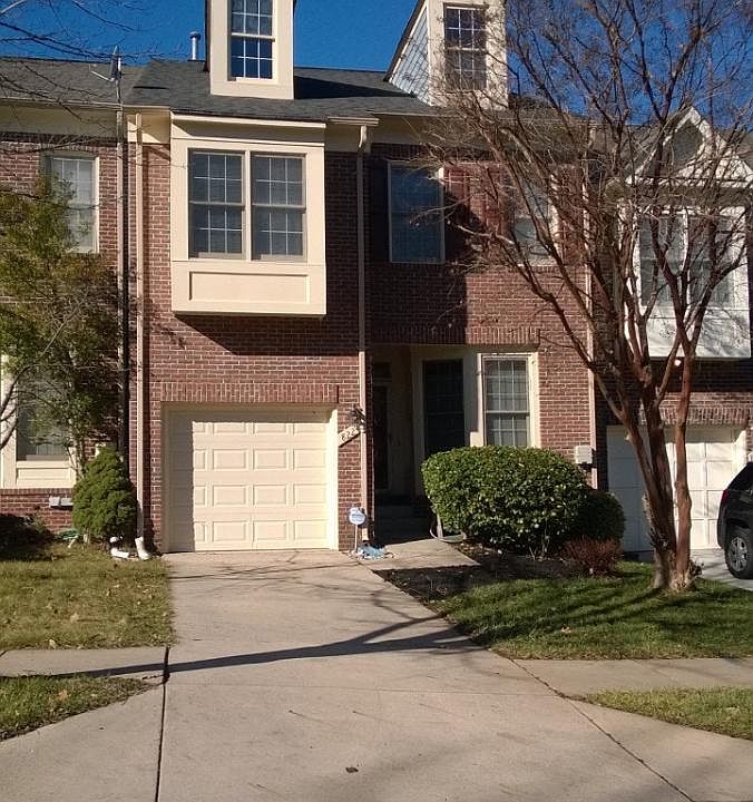 3 BR 3.5 TH with Attached Garage!