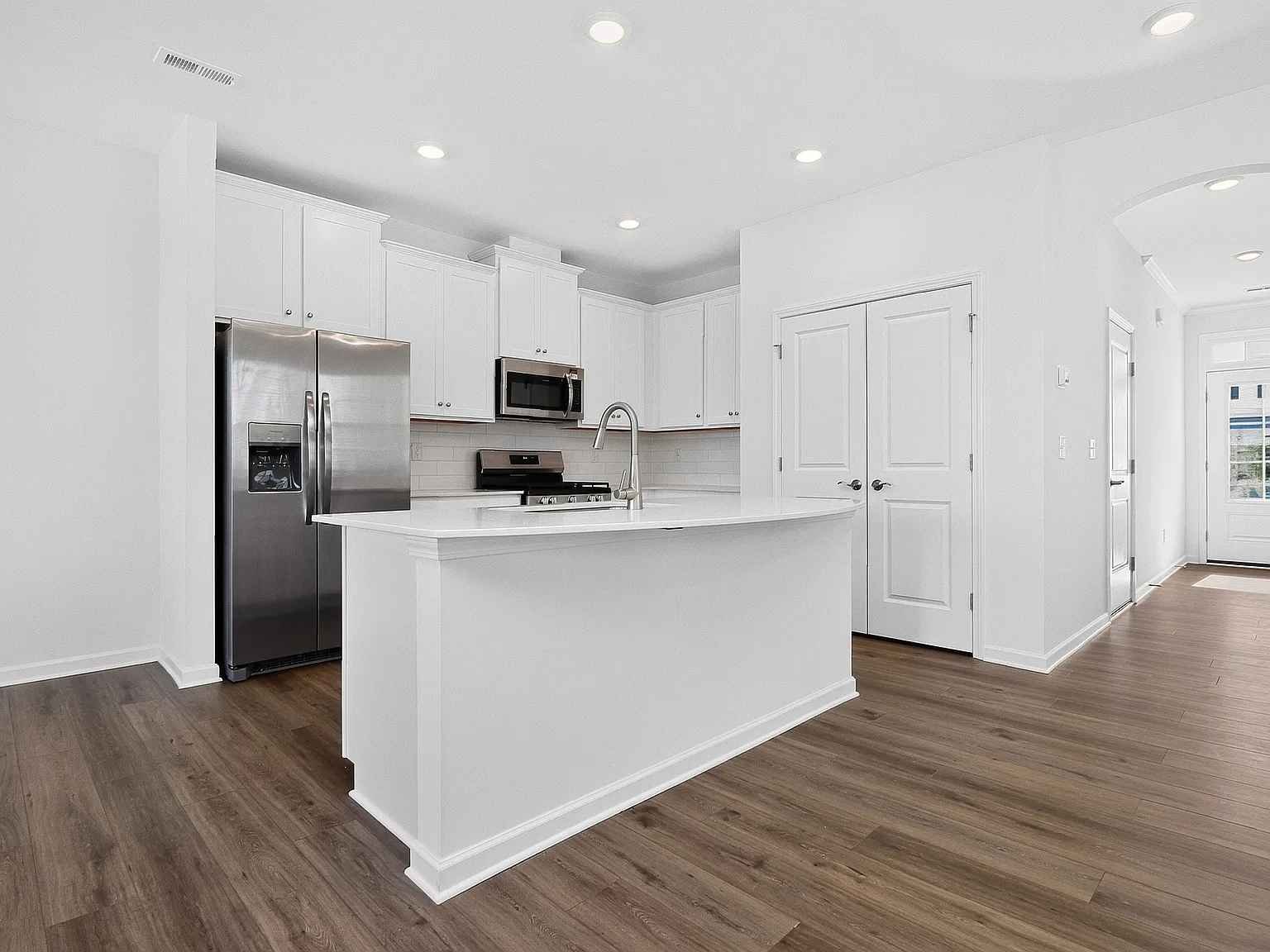 3 bed, 2.5 bath, 1700 sqft, $2,400 — Photo 4