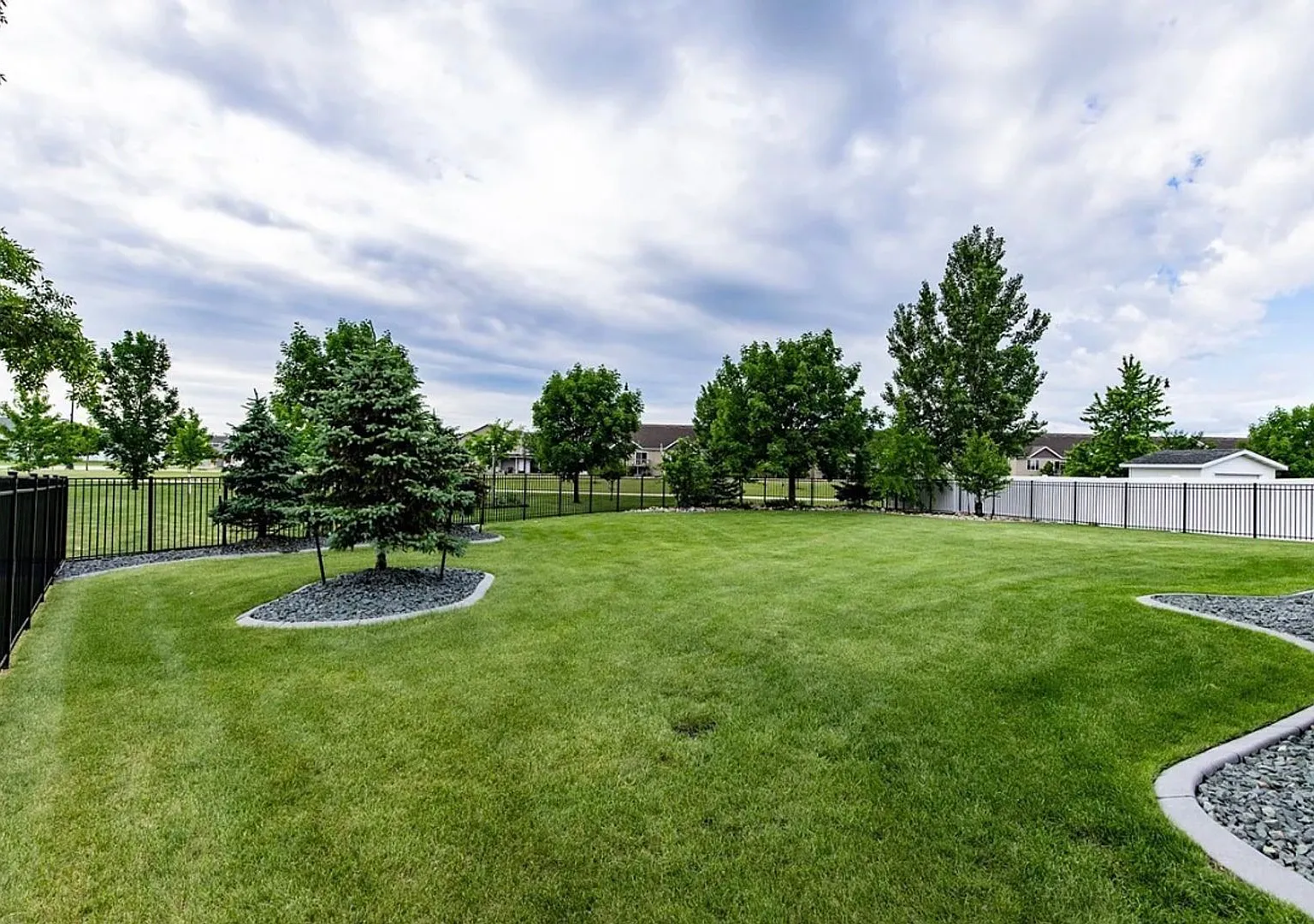 Spacious 4-Bedroom Home with a Huge Fenced Yard in West Fargo! — Photo 4