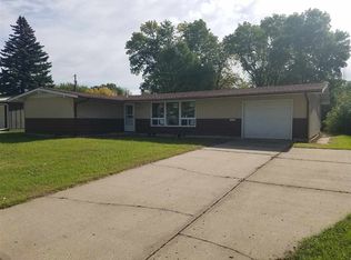 125 28th St SW, Minot, ND 58701