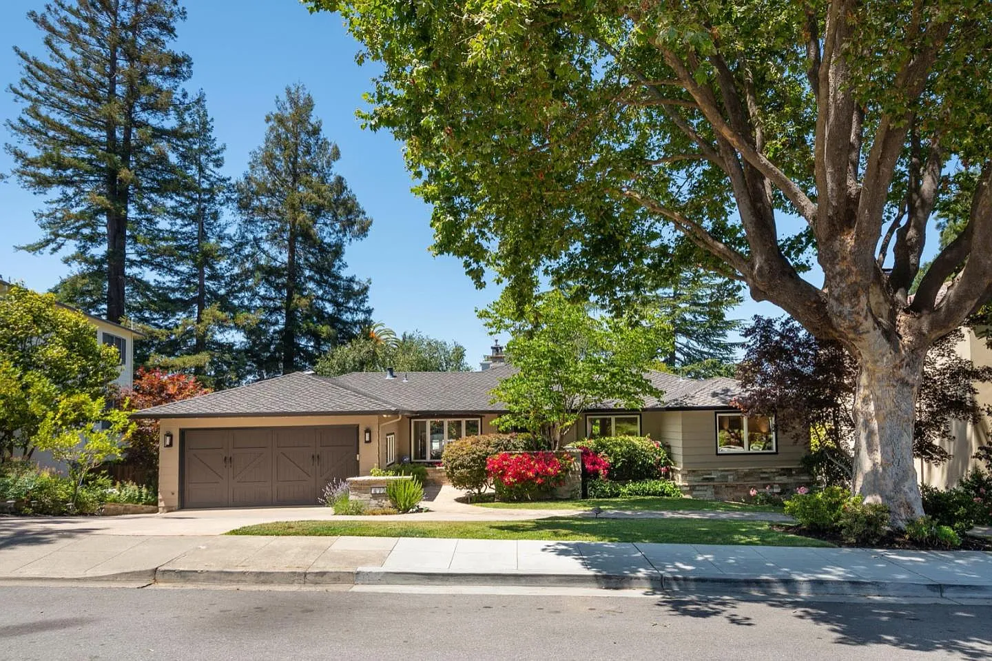 472 Parrott Dr photo 1