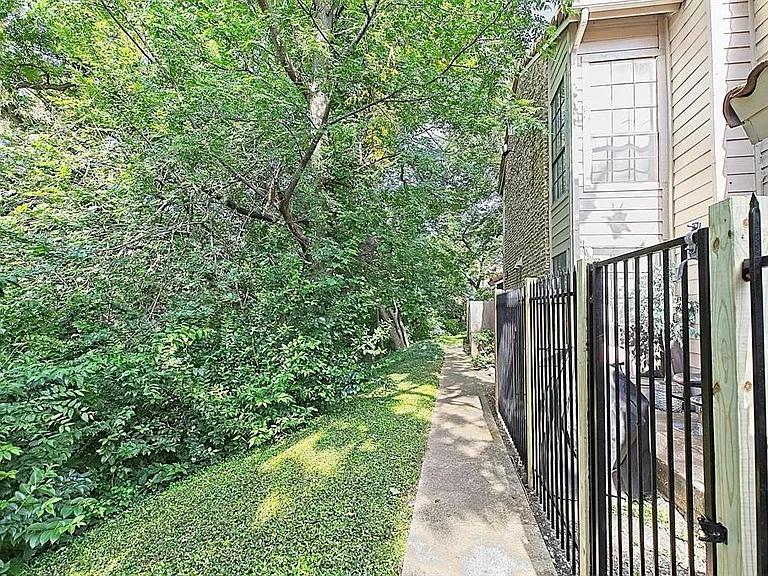 889 Dublin Dr #D — Photo 40