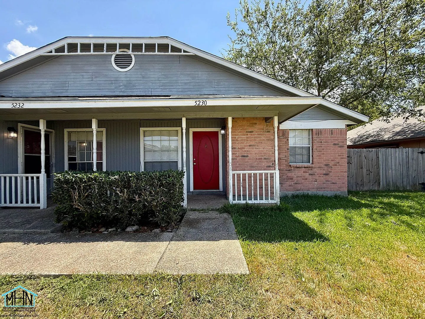 Cute & Cozy Duplex Nestled in a Prime Location, just five minutes from I35! — Photo 1